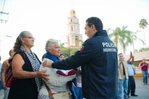 Héctor Santana rinde último pase de lista al policía tercero Marco Antonio Sedano Marcial.