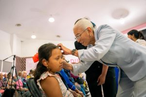 Beatriz Estrada impulsa la inclusión con entrega de auxiliares auditivos.