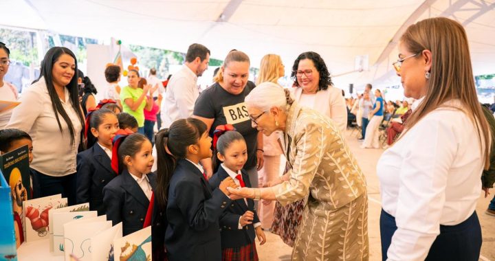 Reconoce Beatriz Estrada a educadoras y educadores nayaritas, les pide “seguir educando con el corazón”.