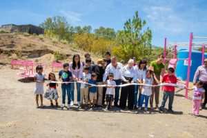 Lleva Beatriz Estrada apoyos que dignifican la vida de familias en El Jaral.