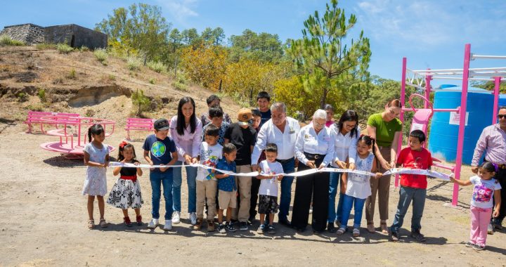 Lleva Beatriz Estrada apoyos que dignifican la vida de familias en El Jaral.