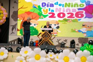 Miguel Ángel Navarro y Beatriz Estrada celebran a la niñez nayarita en el parque La Loma.