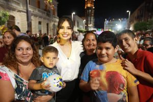 Miles acompañan a Geraldine Ponce en el Desfile de las Sonrisas en Tepic.