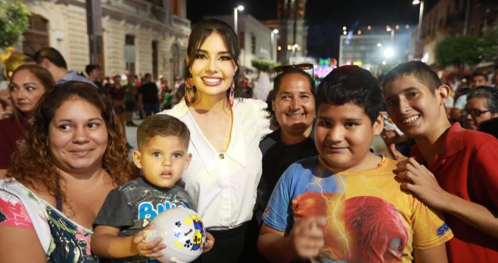 Miles acompañan a Geraldine Ponce en el Desfile de las Sonrisas en Tepic.