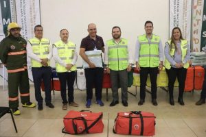 Entregan autoridades del IMSS Nayarit uniformes y equipos a brigadistas de Protección Civil.