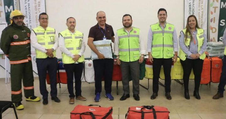 Entregan autoridades del IMSS Nayarit uniformes y equipos a brigadistas de Protección Civil.