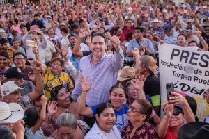 Tuxpan refrenda su respaldo a Héctor Santana.