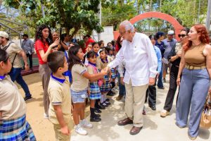 Miguel Ángel Navarro dignifica planteles educativos en Bahía de Banderas.