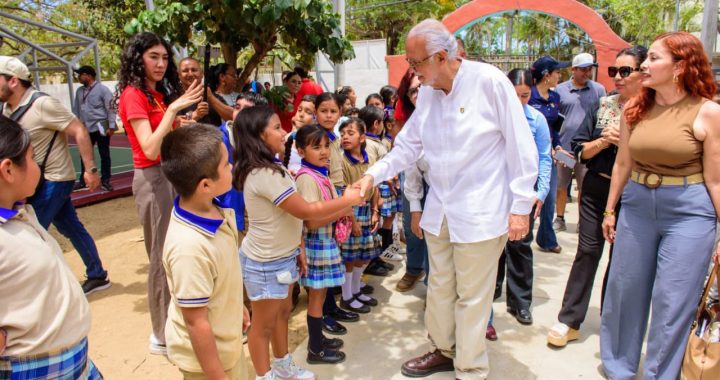 Miguel Ángel Navarro dignifica planteles educativos en Bahía de Banderas.