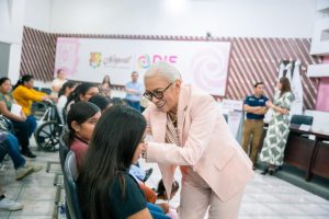 Beatriz Estrada transforma vidas con entrega de aparatos auditivos.