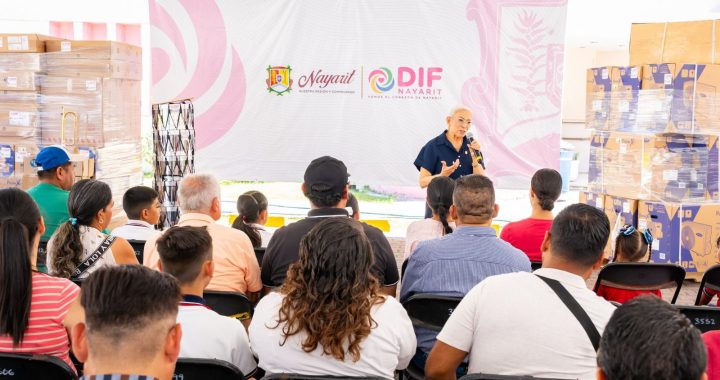 Beatriz Estrada fortalece el equipamiento escolar con entrega de apoyos a planteles educativos.