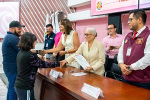 Beatriz Estrada impulsa la unión familiar con el programa “Familias Fuertes ; Amor y Límites”.
