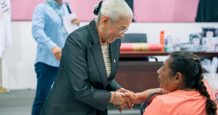 Continúa Beatriz Estrada llevando reconocimiento y cariño a las mamás nayaritas.