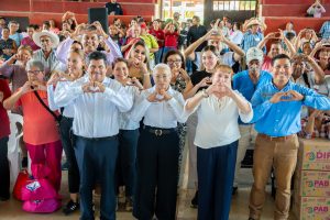 Beatriz Estrada acerca bienestar y esperanza a familias de Ahuacatlán con la gira Latidos del Corazón.