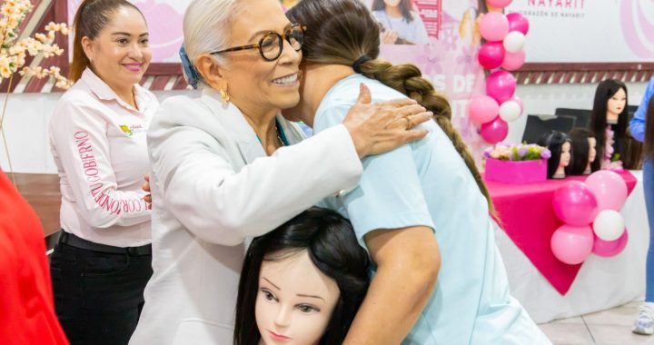 Con entrega de pelucas artesanales, Beatriz Estrada fortalece la autoestima de mujeres que luchan contra el cáncer.