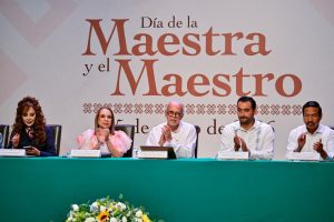 Miguel Ángel Navarro reconoce la trayectoria y compromiso del magisterio nayarita.