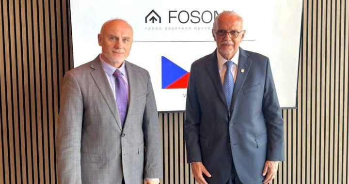 Miguel Ángel Navarro presenta potencial de Nayarit ante embajador de República Checa.