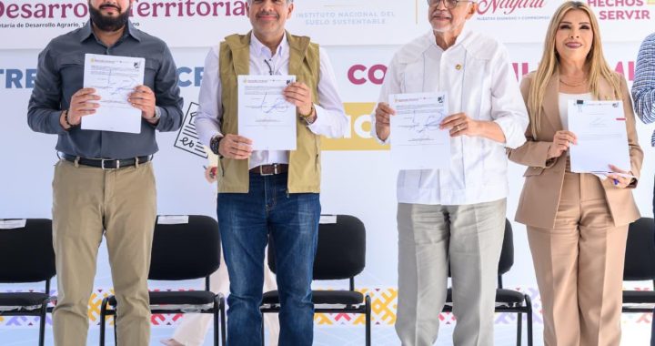 Miguel Ángel Navarro brinda certeza jurídica a familias de Bahía de Banderas.