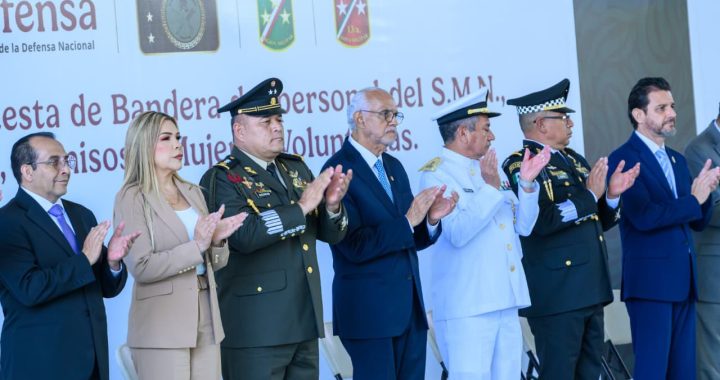 Conmemoran en Tepic el 164 aniversario de la Batalla de Puebla con protesta de bandera del SMN.