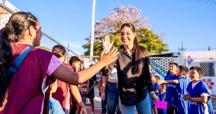 Geraldine entrega cancha renovada en la colonia Venceremos.