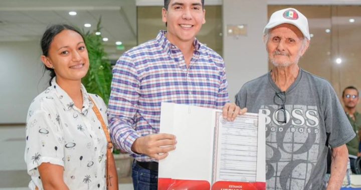 Después de años sin identidad legal, Don Remigio recibe su acta de nacimiento.