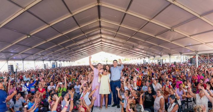 Más de 30,000 madres celebran con Hector Santana, presidente municipal de Bahia de Banderas el Día de las madres.
