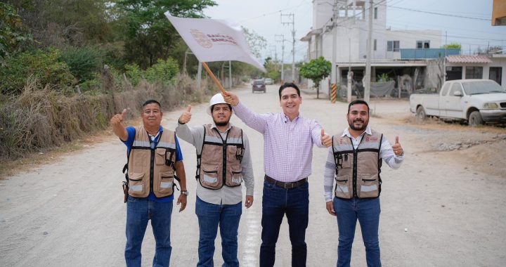 Con inversión cercana a 9.8 millones de pesos Arranca pavimentación en Av. Las Flores de San José del Valle.