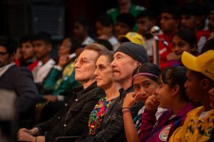 Claudia Sheinbaum encabezó encuentro con jóvenes de Street Child World Cup en el IMSS acompañada por integrantes de U2.