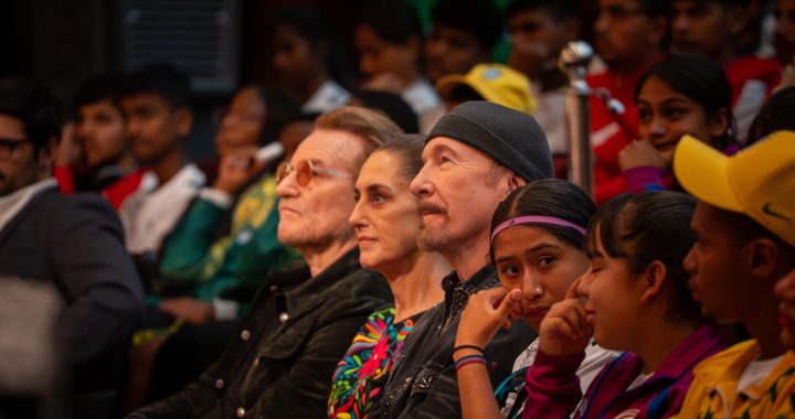 Claudia Sheinbaum encabezó encuentro con jóvenes de Street Child World Cup en el IMSS acompañada por integrantes de U2.