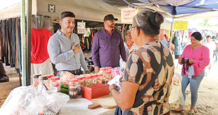 Gobierno de Bahía de Banderas fortalece el respaldo a comerciantes con entrega de tarjetones.