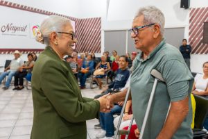Beatriz Estrada transforma la vida de más de 200 nayaritas con la entrega de lentes graduados.
