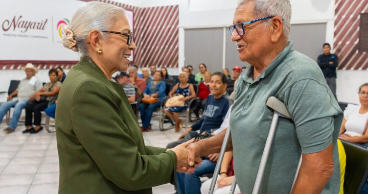 Beatriz Estrada transforma la vida de más de 200 nayaritas con la entrega de lentes graduados.