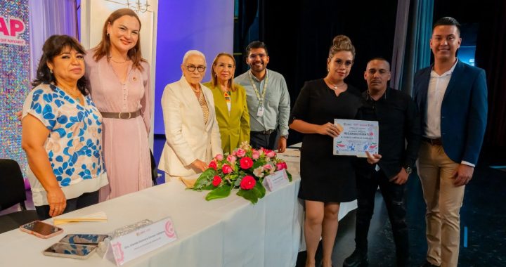 Beatriz Estrada celebra el talento y la perseverancia de las y los egresados del CECAP.