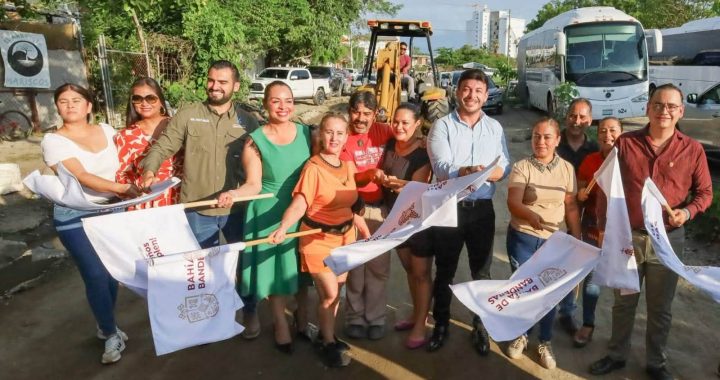 Gobierno de Bahía de Banderas inicia la pavimentación de la calle Amado Nervo en Jarretaderas.