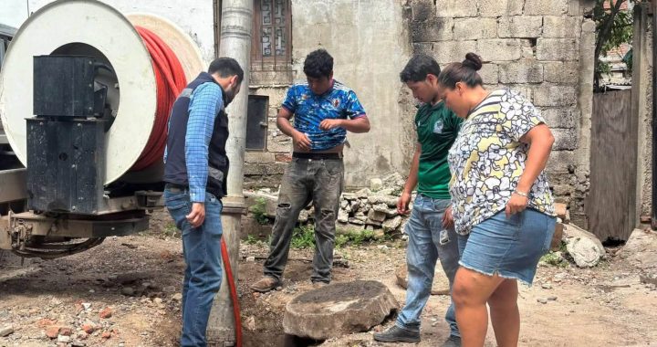OROMAPAS ATIENDE REPORTE CIUDADANO Y DESTAPA LÍNEA PRINCIPAL DE DRENAJE SANITARIO.