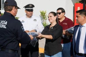 Gobierno de Tepic reconoce trayectoria de policías por sus años de servicio a la ciudad.