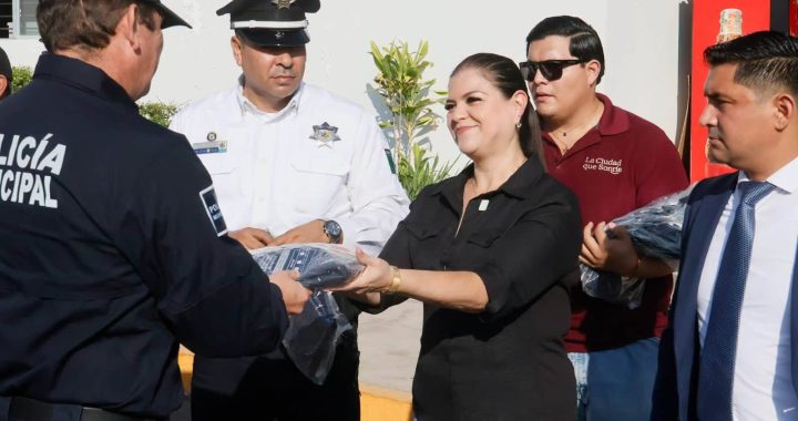 Gobierno de Tepic reconoce trayectoria de policías por sus años de servicio a la ciudad.