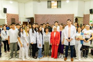 Beatriz Estrada fortalece la formación profesional de jóvenes estudiantes.