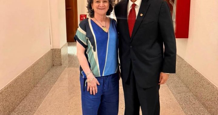Miguel Ángel Navarro se reúne con la ministra Sara Irene Herrerías Guerra.