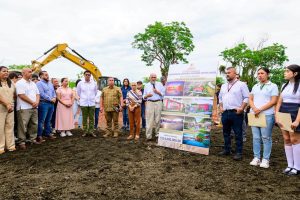 Miguel Ángel Navarro y Beatriz Estrada inician la construcción de la Universidad Nacional Rosario Castellanos en Tuxpan.