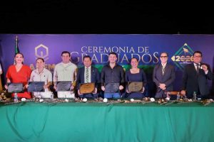 Israel Santillán acompaña a graduados de APEM Bahía de Banderas.