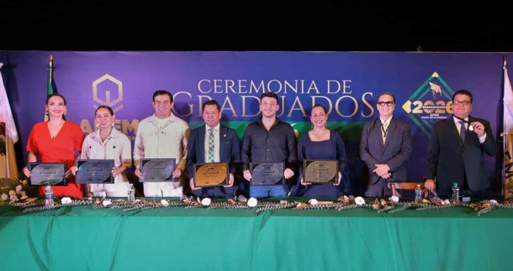 Israel Santillán acompaña a graduados de APEM Bahía de Banderas.