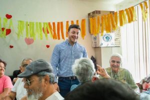 Israel Santillán convive con integrantes del Club de la Tercera Edad de Valle Dorado.