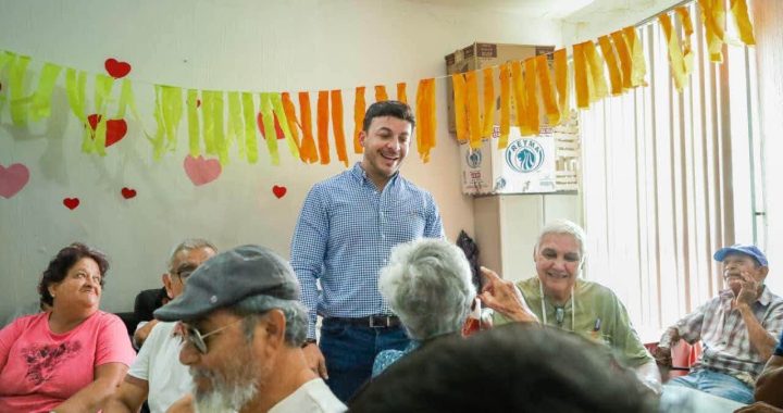 Israel Santillán convive con integrantes del Club de la Tercera Edad de Valle Dorado.