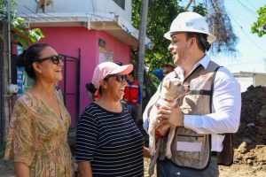 Israel Santillán supervisa avances de la calle Simeón en Mezcales.