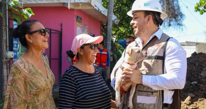 Israel Santillán supervisa avances de la calle Simeón en Mezcales.