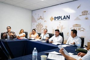 Israel Santillán se reúne con miembros del Cabildo para dar seguimiento a proyectos estratégicos.