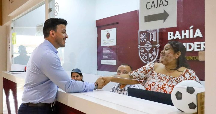 Israel Santillán visita la Ventanilla Única y destaca avances en la atención a comerciantes.