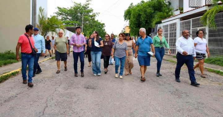 Diálogo y atención directa: Israel Santillán escucha a vecinos de Costa Coral.
