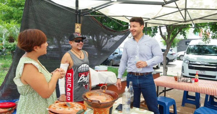 Israel Santillán refrenda su respaldo a comerciantes durante visita al tianguis de Valle Dorado.